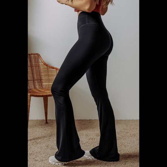 High-waisted crossover flared black leggings - Picture 3 of 10